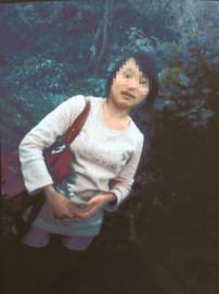 少女生前照。