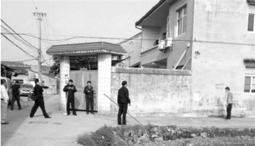 男子持刀追砍母亲还拳打脚踢 因唠叨工作生怨恨