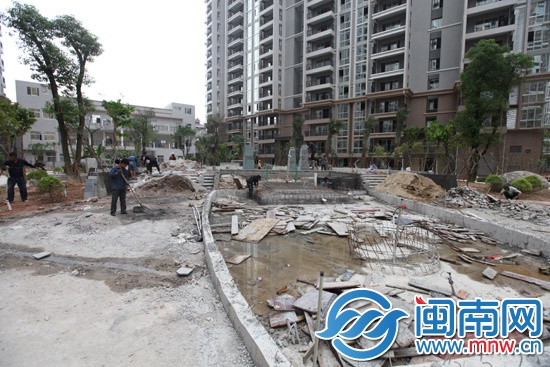 小区大门没做好就让业主来交房1