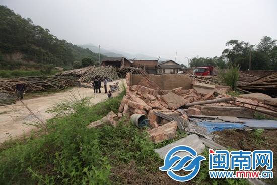 污水侵入永丰溪 死鱼一片