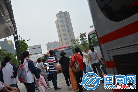 昨日下午5点多，晋江万达公交站，看到公交车过来时 