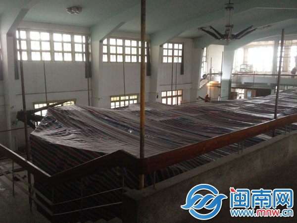 馆内，已对古船进行防尘处理