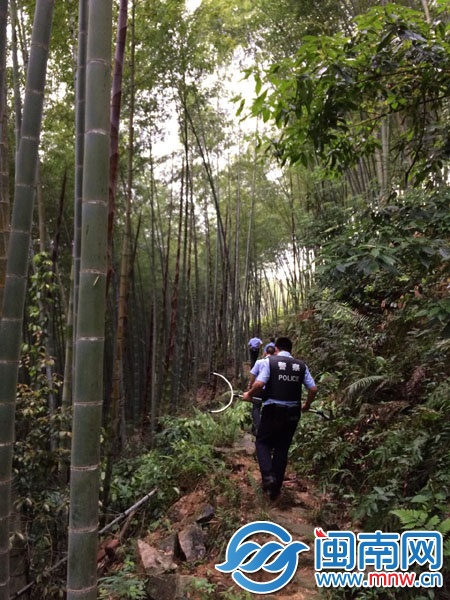 民警上山搜寻1小时，找到岑某