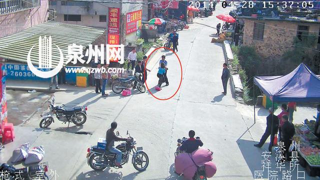 雷某（蓝衣女子）双手狠抓协警的手臂 （图中画红圈 