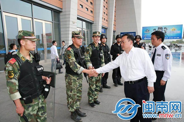 昨天下午，副市长、公安局长卢炳椿看望慰问武装巡逻 
