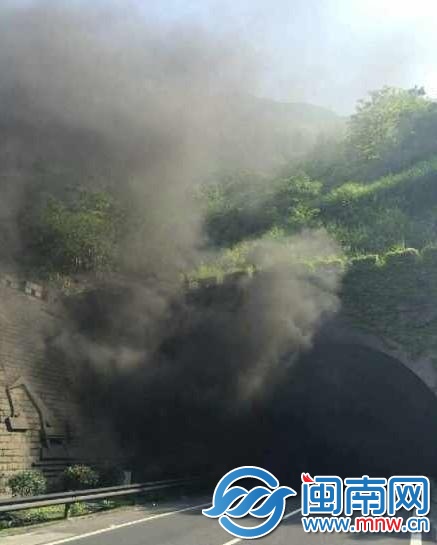 现场浓烟滚滚