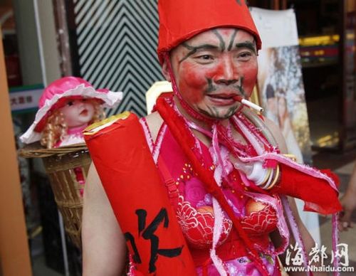 装扮成这样的杨先生，成了儿子婚礼的焦点
