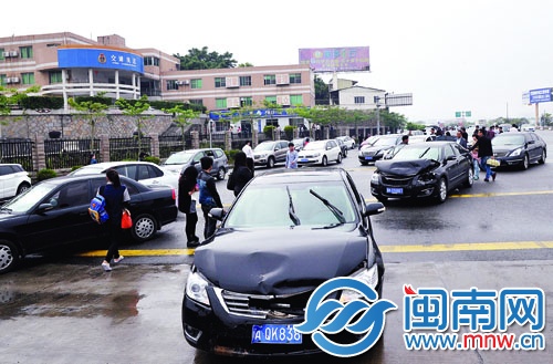 昨日中午，沈海高速水头出口，停着30多辆事故车