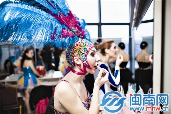 接连三场演出让她们不停地补妆