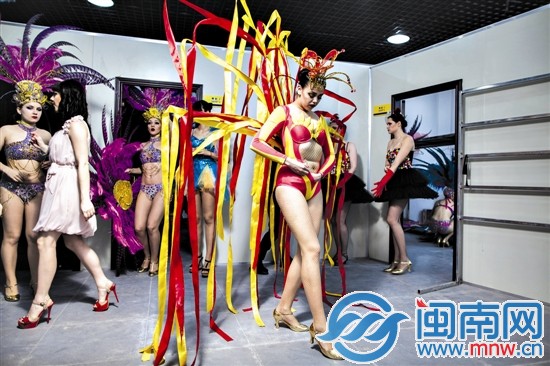 后台的演员们