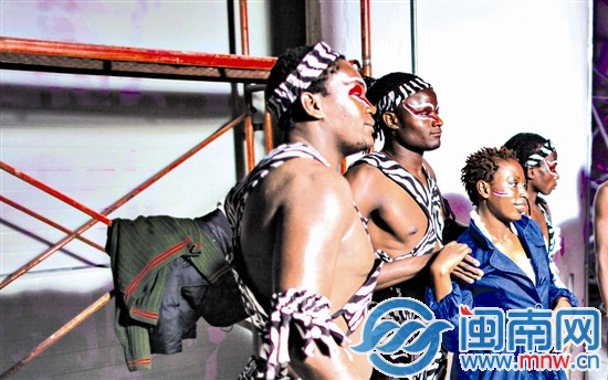 长年辗转各地的表演，让他们中有些人结成情侣