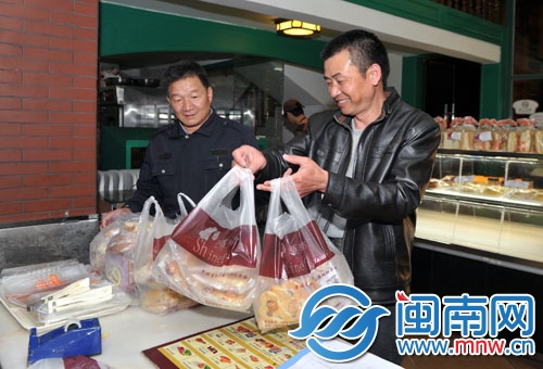 惠安县环卫处工作人员来面包店将打包好的面包带走