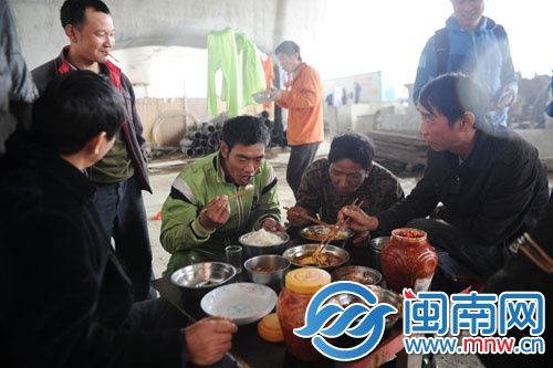 除了食堂做的饭，没出工的工人偶尔还会自己做些家常菜