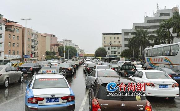 厦门大桥出岛方向堵车
