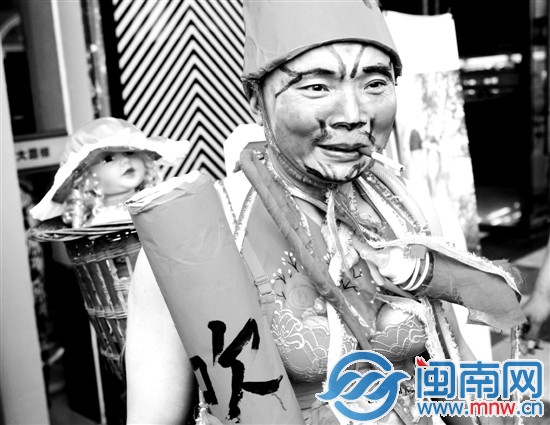 装扮成这样的杨先生，成了儿子婚礼的焦点
