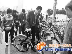 工作人员教市民如何租车