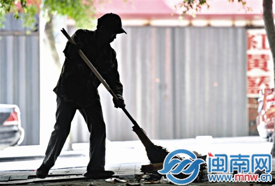 陈凯苗挥着扫帚，清理每一个卫生死角