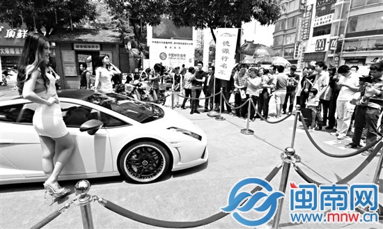 豪车美女引市民围观