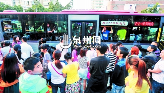 节日期间，文都游客剧增，市区公交站台前挤满了候车 