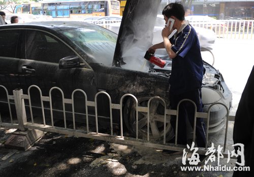 福州东街闹市区 奔驰在行驶中突然自燃