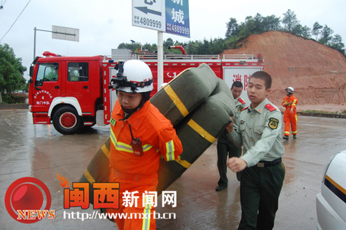 武平：地基太深导致相邻民宅出现裂缝 房主欲跳楼解 