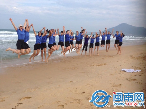 主教练郎平带领中国国家队女排队员在漳州东山海滨训 