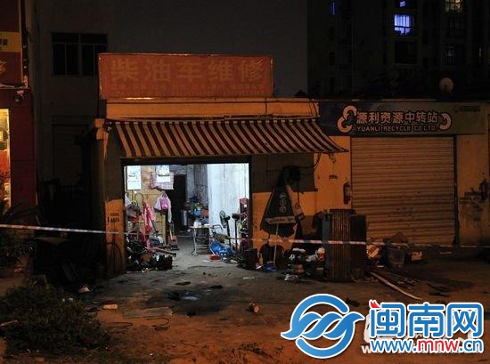 就在这家修车店里，女子被发现喉咙割破，气绝多时