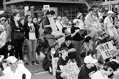 台湾反核人士“躺占”台北车站的要道，瘫痪交通，给&nbsp;