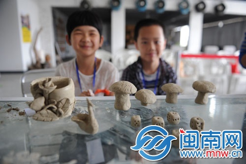 孩子们的作品展示，有蘑菇、骰子等