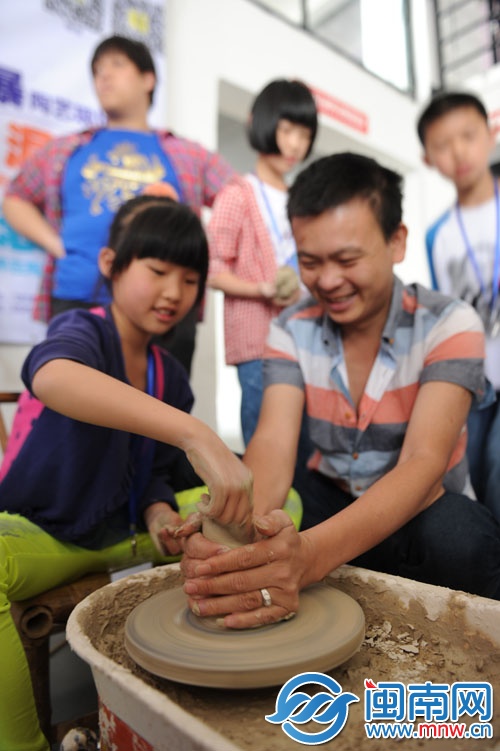 父亲和孩子一起制作陶艺