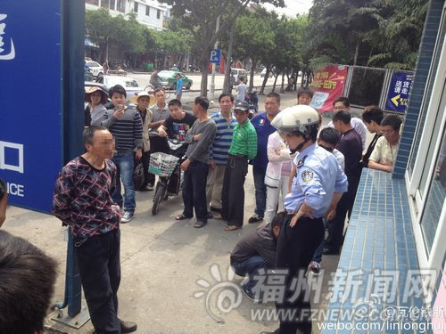 民警与似偷车团伙的人对峙