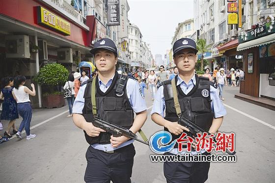 荷枪实弹24小时巡逻