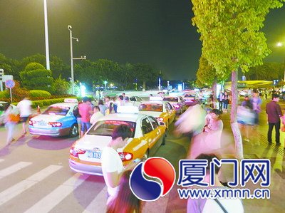 鹭江宾馆门前的“小广场”成“黑车”集散地