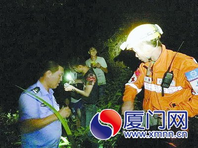 北极星救援队送被困游客下山