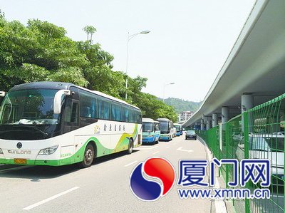 旅游大巴车