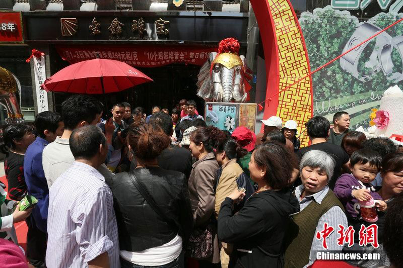 河南省郑州市，二七路一珠宝企业举办五一节鸡蛋换黄 
