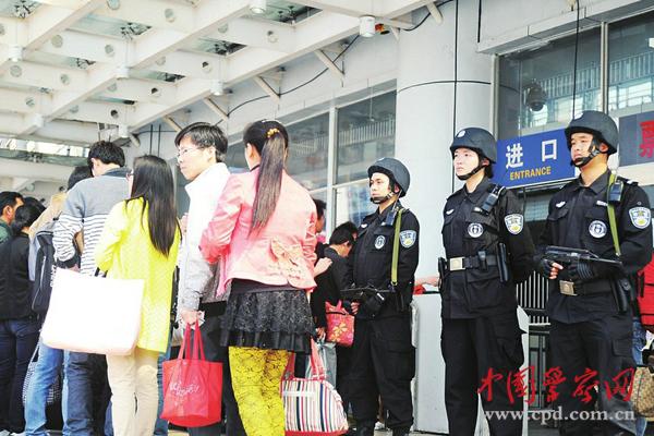 近日，湖南省怀化市公安局特警在火车站持枪执勤。