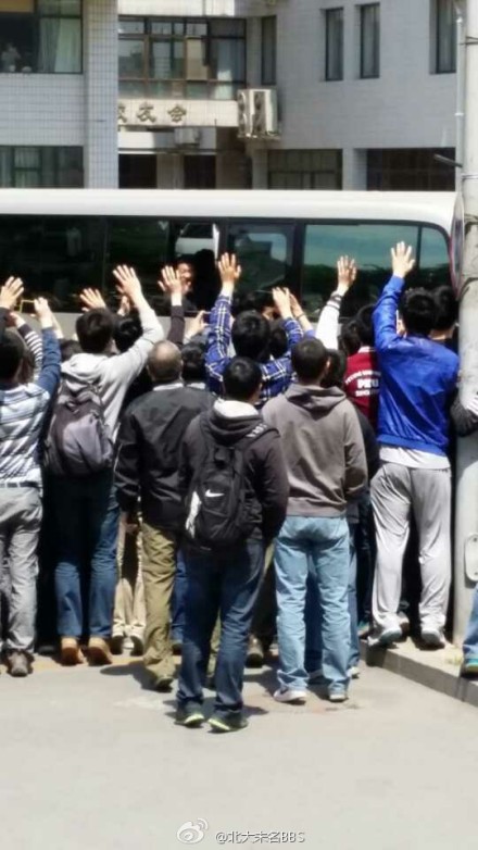 习近平乘车离开北大1