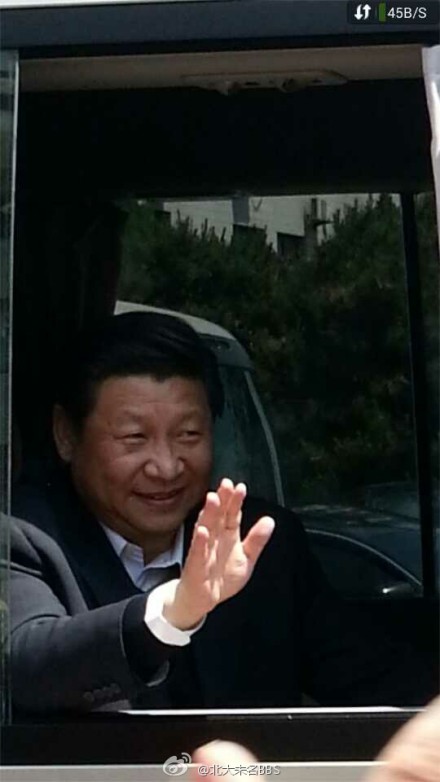 习近平乘车离开北大