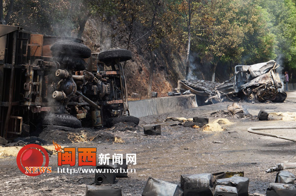 新罗雁石两货车相撞爆炸起火 消防迅速灭火