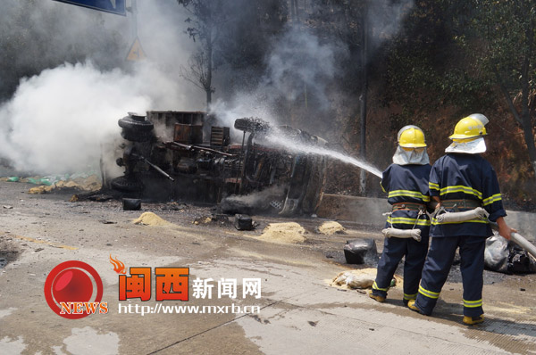 新罗雁石两货车相撞爆炸起火 消防迅速灭火1