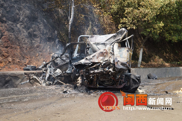 新罗雁石两货车相撞爆炸起火 消防迅速灭火2