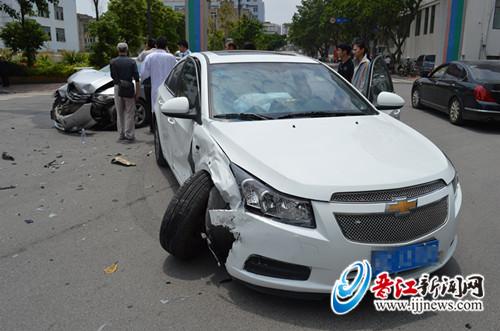两车相撞 小车受损严重