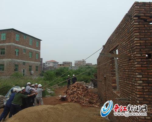 西园行政执法中队对辖区一宗顶风抢建进行拆除