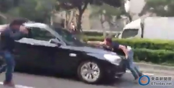 国民党“立委”蔡正元被指座车撞人。（图片翻拍自网&nbsp;