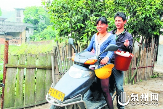 素卿用心经营着养殖场,靠勤劳双手为未来而努力着