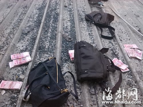 大量现金散落在雨遮上