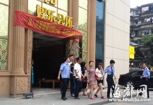 一些涉嫌聚赌的嫌疑人被警方带走