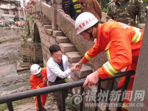 消防官兵帮赤脚男上岸