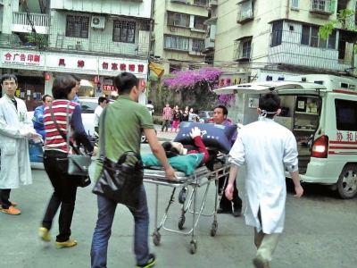 街头晕倒的女子被送医